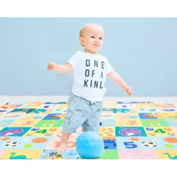 χαλάκι δραστηριοτήτων Marcus & Marcus με μωρό όρθιο που παίζει με ασφάλεια