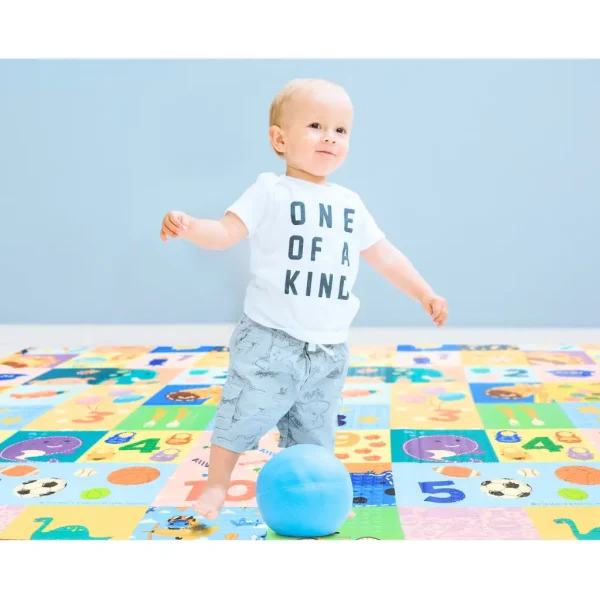 χαλάκι δραστηριοτήτων Marcus & Marcus με μωρό όρθιο που παίζει με ασφάλεια